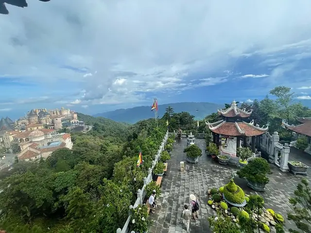 Tổng Hợp Những Ngôi Chùa Trên Núi Ở Việt Nam: Khám Phá Vẻ Đẹp Thanh Bình Cho Người Yêu Du Lịch Tâm Linh Tổng Hợp Những Ngôi Chùa Trên Núi Ở Việt Nam: Khám Phá Vẻ Đẹp Thanh Bình Cho Người Yêu Du Lịch Tâm Linh