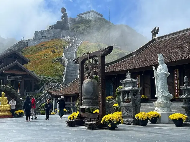 Tổng Hợp Những Ngôi Chùa Trên Núi Ở Việt Nam: Khám Phá Vẻ Đẹp Thanh Bình Cho Người Yêu Du Lịch Tâm Linh