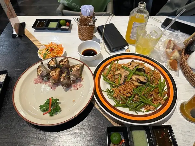 Gợi Ý Những Quán Ăn Ngon Ở Sài Gòn Cho Giới Trẻ: Từ Quán Ăn Vặt Đến Nhà Hàng Rẻ Đông Khách