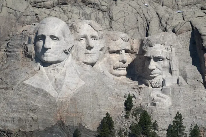 Khám Phá Núi Rushmore: 4 Vị Tổng Thống Mỹ Được Khắc Và Ý Nghĩa Lịch Sử