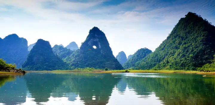 Khám Phá Núi Thủng Trà Lĩnh Cao Bằng: Kỳ Quan Mắt Thần Tại Vùng Đất Biên Giới