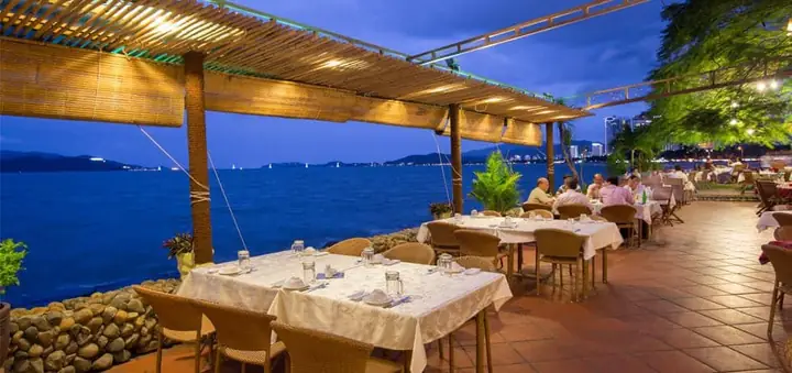Tổng Hợp Quán Ăn Ngon Đường Trần Phú Nha Trang: Gợi Ý Địa Chỉ Hải Sản, Bún Cá Và View Biển Cho Du Khách