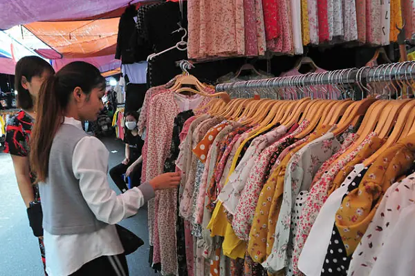 Lấy Quần Áo Giá Sỉ Tại Chợ Tân Bình: 4 Kinh Nghiệm Đạt Giá Rẻ & An Toàn