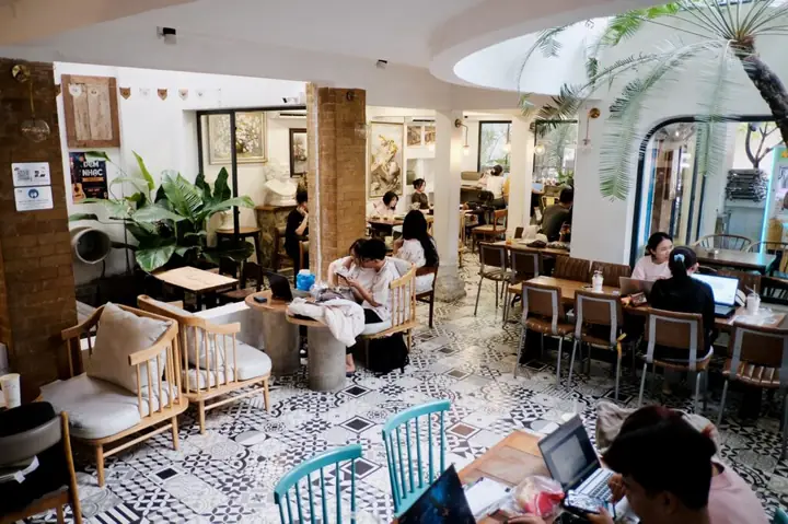 Khám Phá Các Quán Cà Phê Mở 24/24 Ở Quận 7: Địa Điểm Thư Giãn Không Giờ Giấc Cho Người Sành Cà Phê