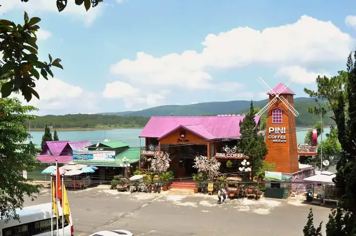 Gợi Ý Các Quán Cafe Gần Hồ Tuyền Lâm View Đẹp Cho Chuyến Đi Đà Lạt Gợi Ý Các Quán Cafe Gần Hồ Tuyền Lâm View Đẹp Cho Chuyến Đi Đà Lạt