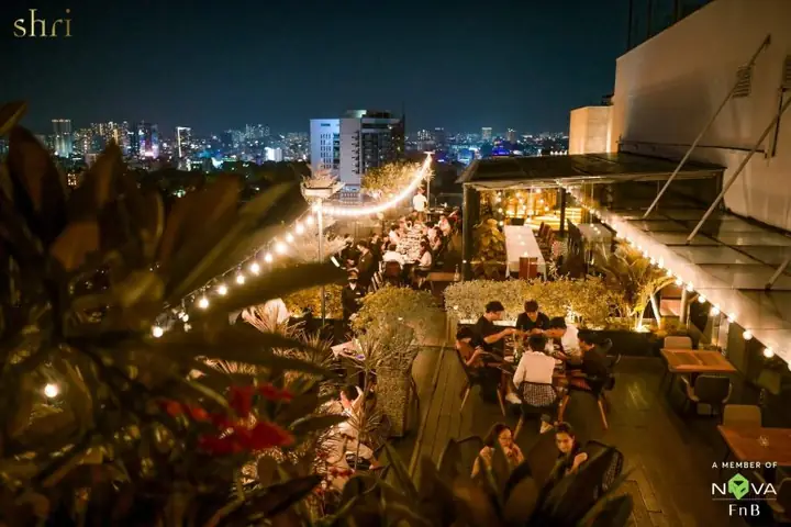 Đánh Giá Shri Restaurant & Lounge: Nhà Hàng Rooftop Sang Trọng, Menu Fusion & Cách Đặt Bàn Tại Quận 3 Đánh Giá Shri Restaurant & Lounge: Nhà Hàng Rooftop Sang Trọng, Menu Fusion & Cách Đặt Bàn Tại Quận 3
