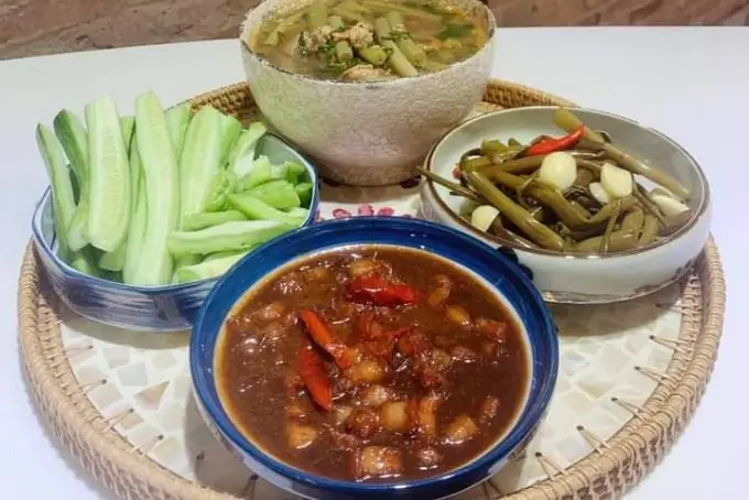 Tổng Hợp Thịt Kho Mắm Ruốc Ăn Với Gì: Cơm, Rau Sống, Bún Và Canh Thanh Mát