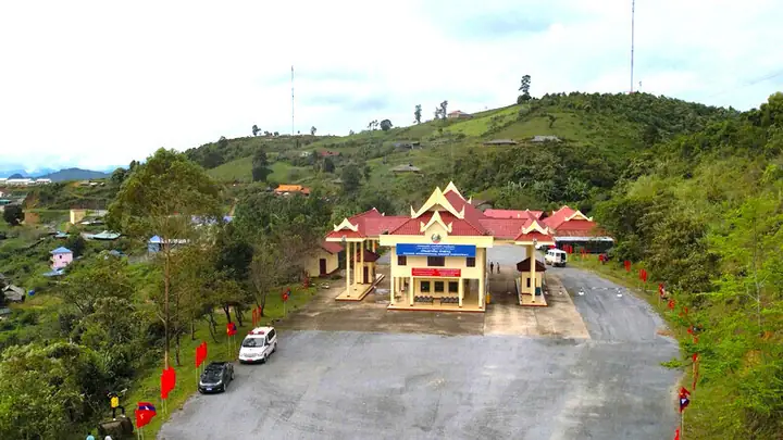 Hướng Dẫn Thủ Tục Qua Cửa Khẩu Lóng Sập Cho Du Khách Tự Túc: Quy Trình Thông Quan Và Giấy Tờ Cần Mang Theo