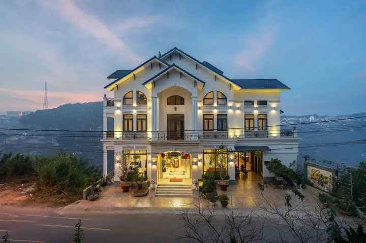 Tổng Hợp Top Khách Sạn View Đẹp Ở Đà Lạt Giá Rẻ Gần Trung Tâm Cho Du Khách Tiết Kiệm