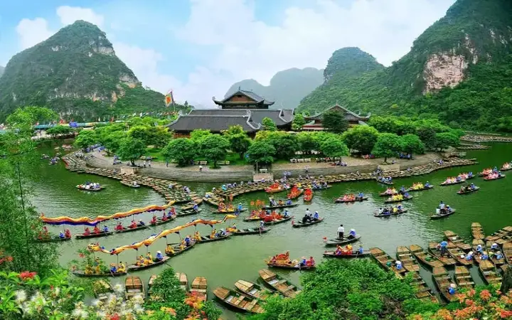 Lịch Trình Chi Tiết Tour Bái Đính – Tràng An 1 Ngày: Thời Gian, Điểm Tham Quan, Giá Và Mẹo Chuẩn Bị Lịch Trình Chi Tiết Tour Bái Đính – Tràng An 1 Ngày: Thời Gian, Điểm Tham Quan, Giá Và Mẹo Chuẩn Bị