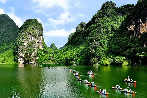 Lịch Trình Chi Tiết Tour Bái Đính – Tràng An 1 Ngày: Thời Gian, Điểm Tham Quan, Giá Và Mẹo Chuẩn Bị Lịch Trình Chi Tiết Tour Bái Đính – Tràng An 1 Ngày: Thời Gian, Điểm Tham Quan, Giá Và Mẹo Chuẩn Bị