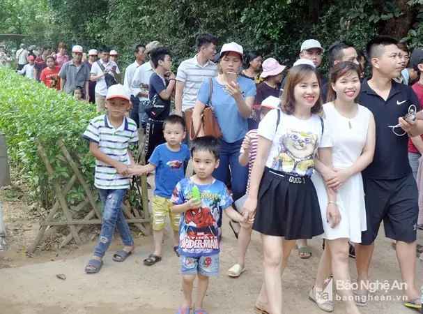 Trang Phục Thích Hợp Khi Thăm Quê Bác: Hướng Dẫn Chi Tiết Cho Du Khách