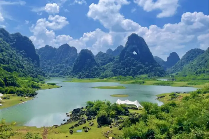 Tổng Hợp Ví Dụ Về Phát Triển Du Lịch Bền Vững: Các Mô Hình Thực Tế Và Bài Học Cho Doanh Nghiệp, Cộng Đồng