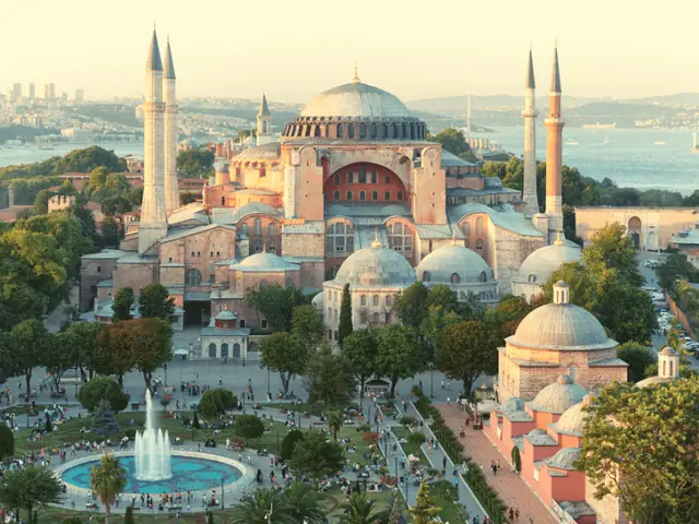 Tìm Hiểu Vương Cung Thánh Đường Hagia Sophia: Biểu Tượng Kiến Trúc Hai Tôn Giáo Hơn 1.500 Năm Tại Thổ Nhĩ Kỳ